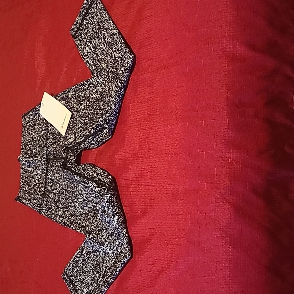 Lululemon Atletica Leggings for Women, Size 2, Color Black and White 🤩